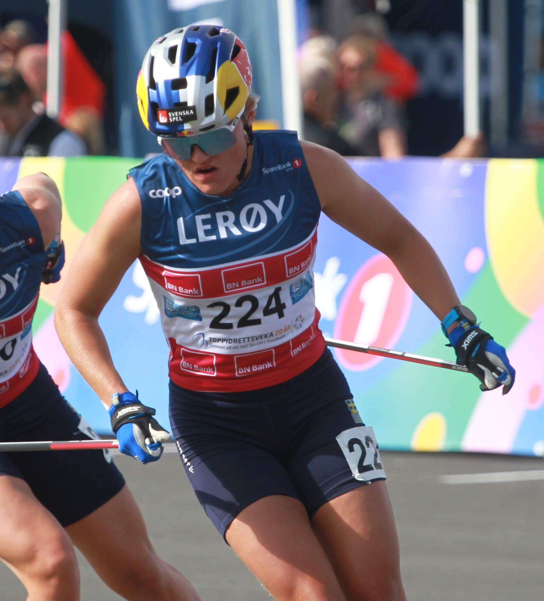 Linn Svahn under en längdskidtävling