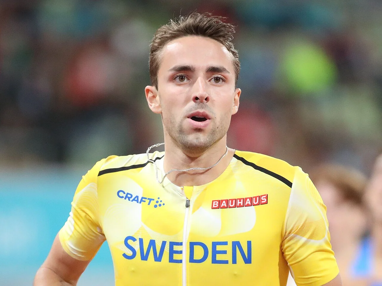 Andreas Kramer i svensk landslagsdräkt under ett 800-meterlopp