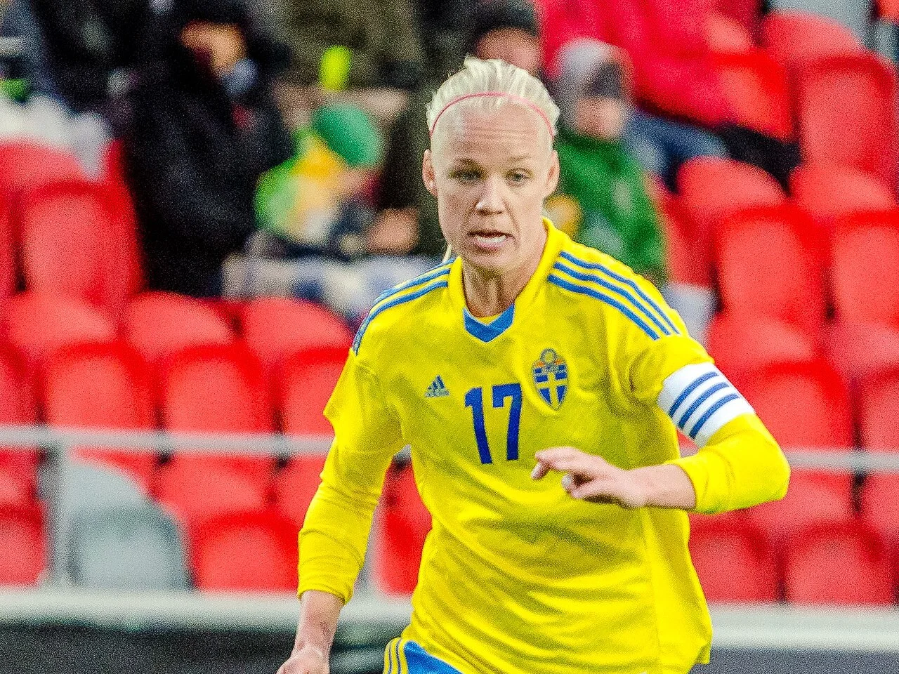 Caroline Seger i landslagströjan under en match för Sverige