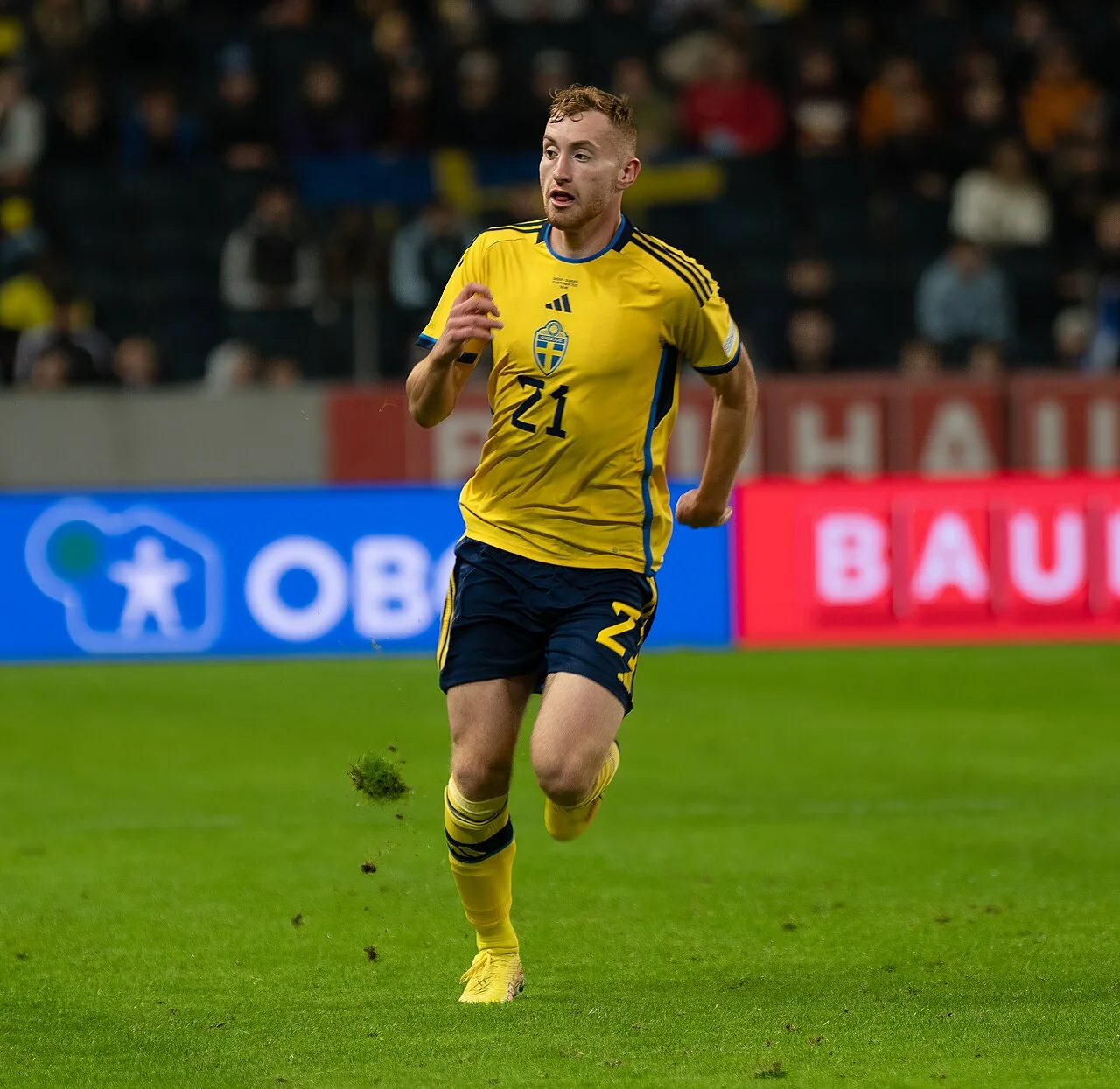 Dejan Kulusevski i Sveriges landslagsdräkt under en Nations League-match