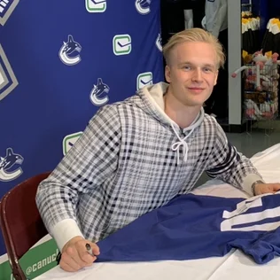 Elias Pettersson i Vancouver Canucks matchtröja