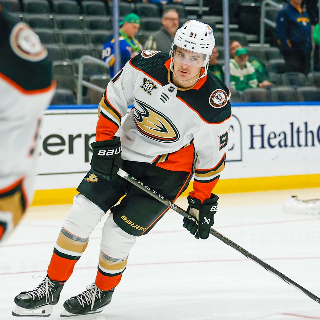Leo Carlsson i Anaheim Ducks-tröja på isen