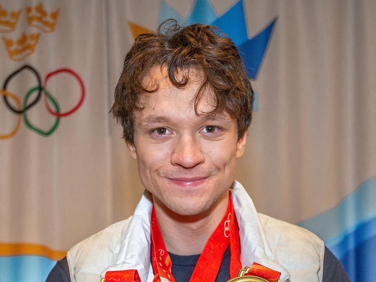 Nils van der Poel på isen under skridskotävling 2022