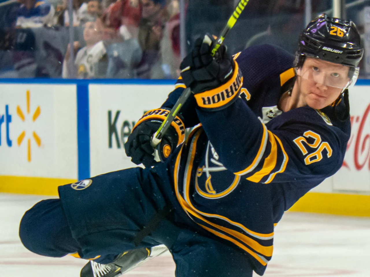 Rasmus Dahlin i Buffalo Sabres matchtröja på isen