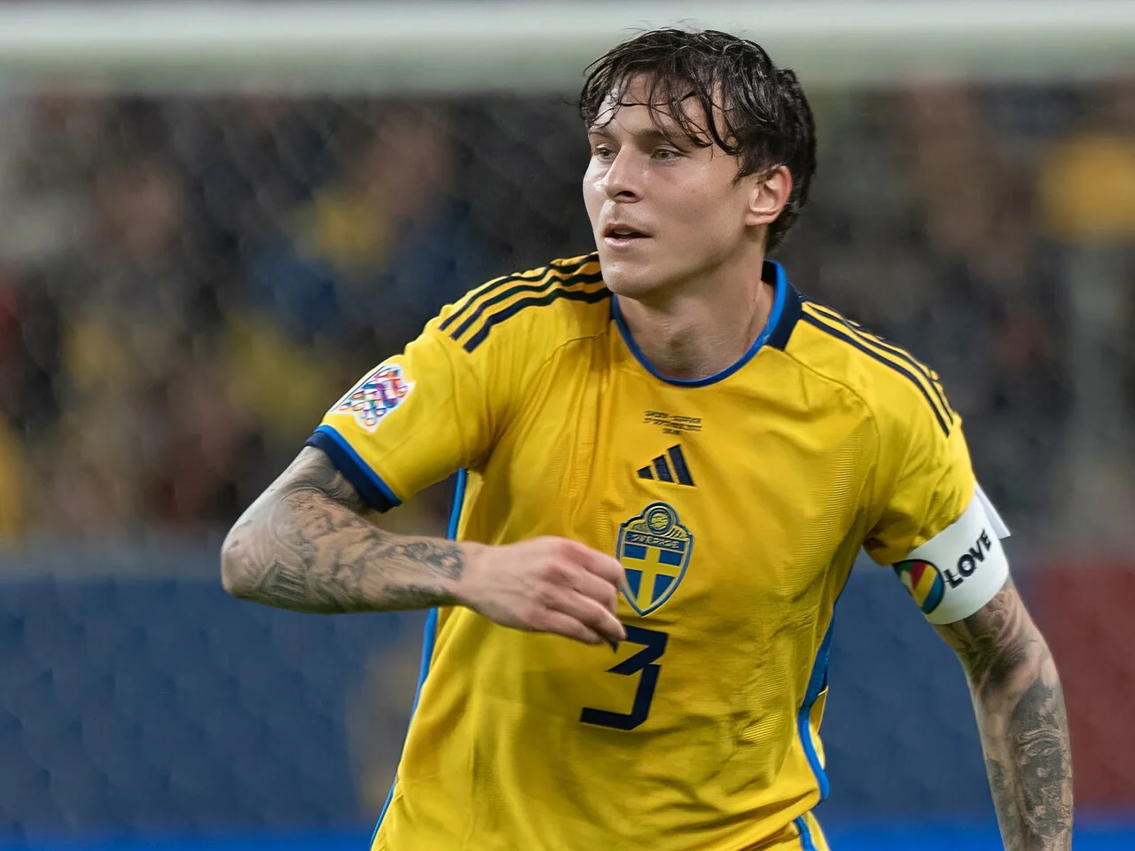 Victor Lindelöf i landslagströjan under en landskamp